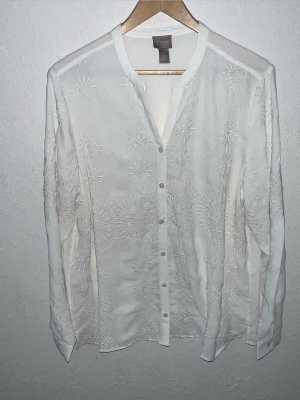 Chico's Off White Embroidered
Long-Sleeve Button-Down
Shirt Size Large.
